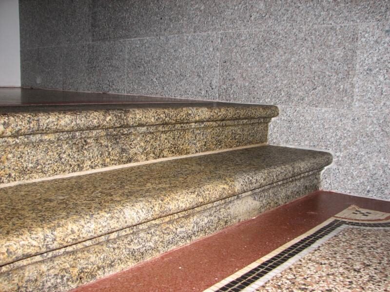 Treppenhaus komplett: Eingang, Podeste, Keller- und Innentreppen