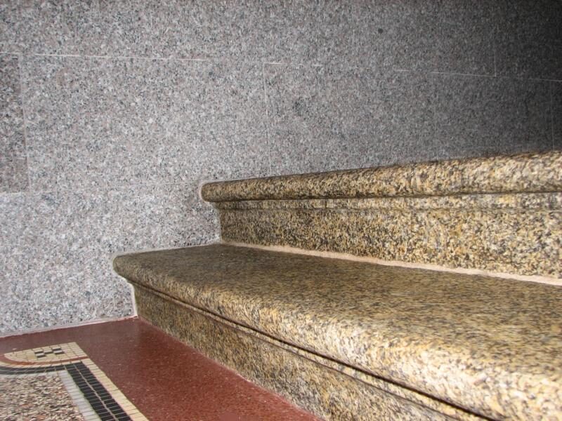 Treppenhaus komplett: Eingang, Podeste, Keller- und Innentreppen