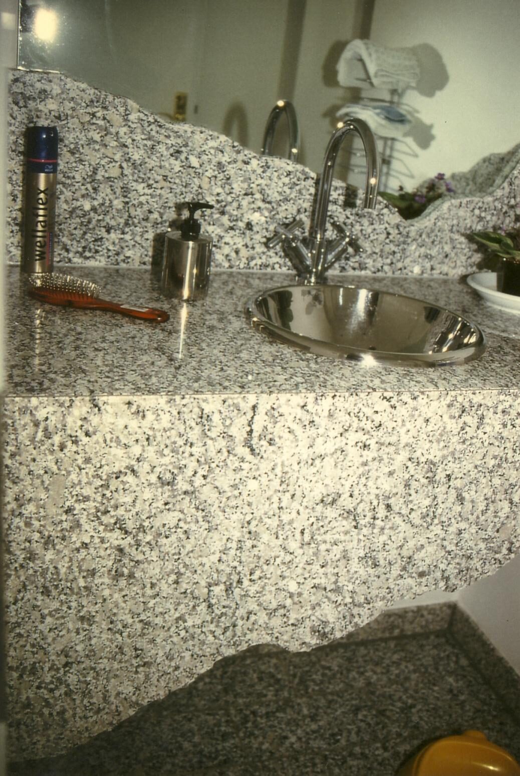 Waschtisch aus Granit nach Maß