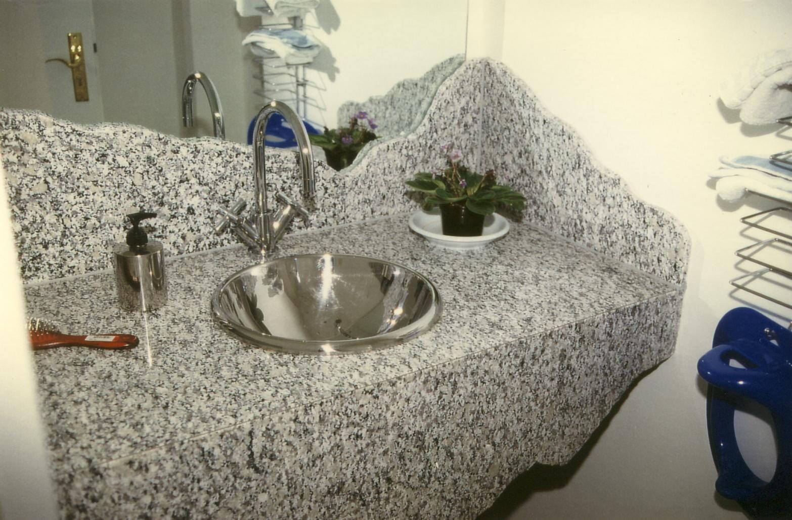 Waschtisch aus Granit nach Maß
